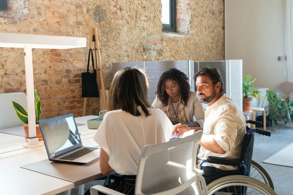 Comment la formation en ergonomie peut transformer les bureaux en espaces écologiques